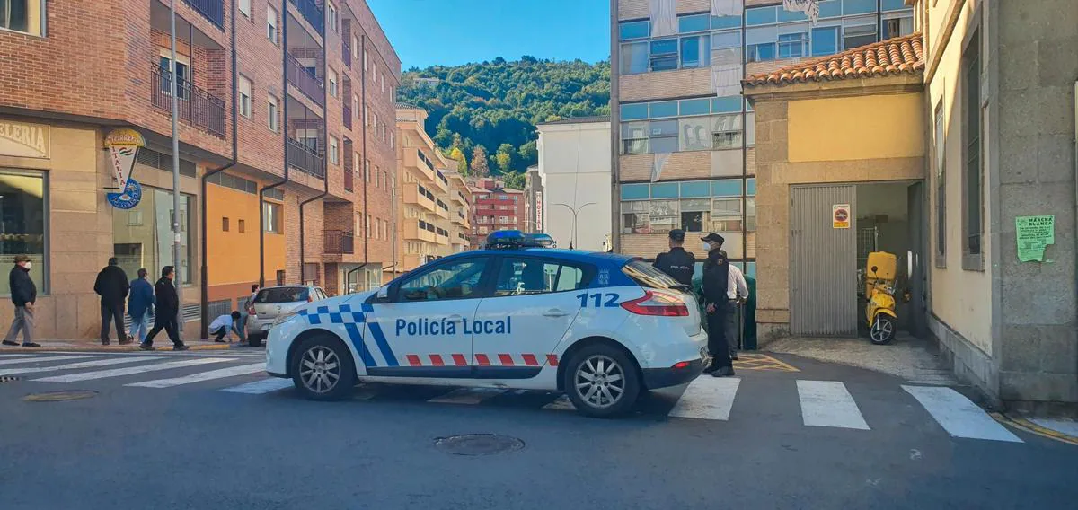 Imagen de un coche de la Policía Local en la calle Colón de Béjar.