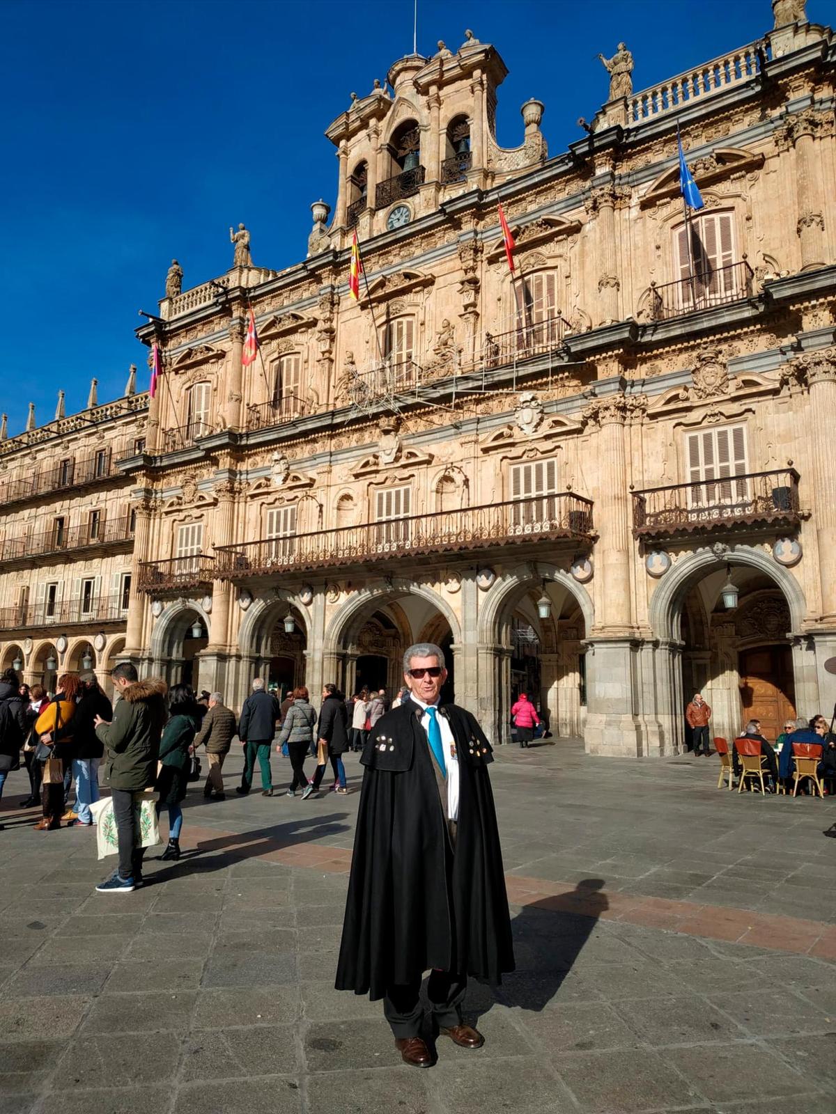 Pablo Checa en la Plaza Mayor de Salamanca con su tradicional capa.