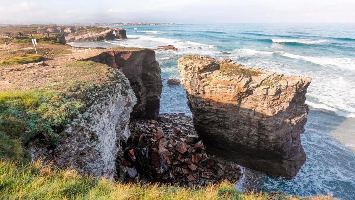 El último desprendimiento en la playa de Las Catedrales ha provocado el derrumbe de un arco.