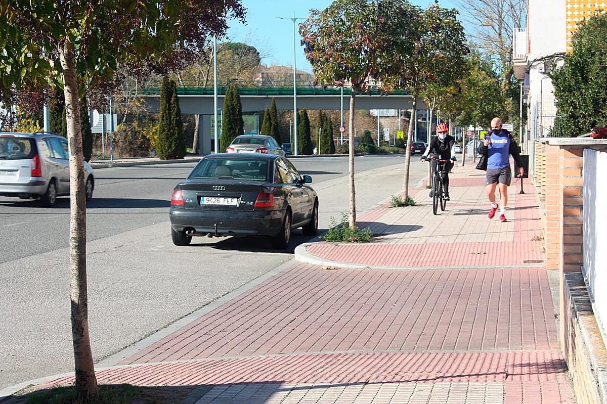 El paso de bicis por la acera es habitual en la zona de La Serna.