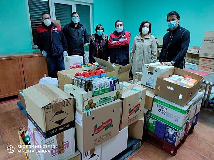 Vecinos de Candelario y voluntarios de San José Artesano.
