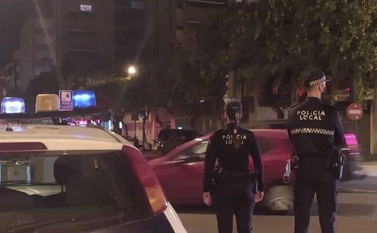 Dos agentes de la Policía Local de Elche.