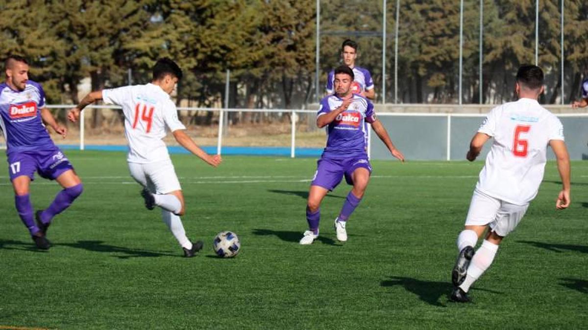 Imagen del derbi entre el Peñaranda y el Santa Marta en el Luis García.