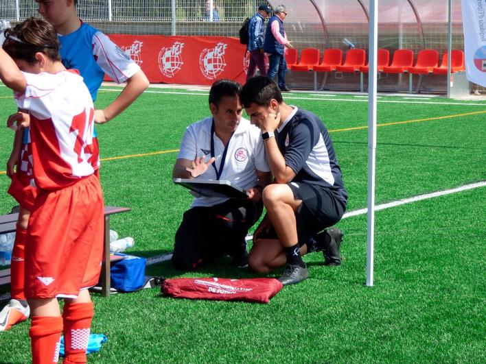 Óscar Crego, seleccionador sub 12 de Castilla y León, decidiendo una táctica en pleno partido.