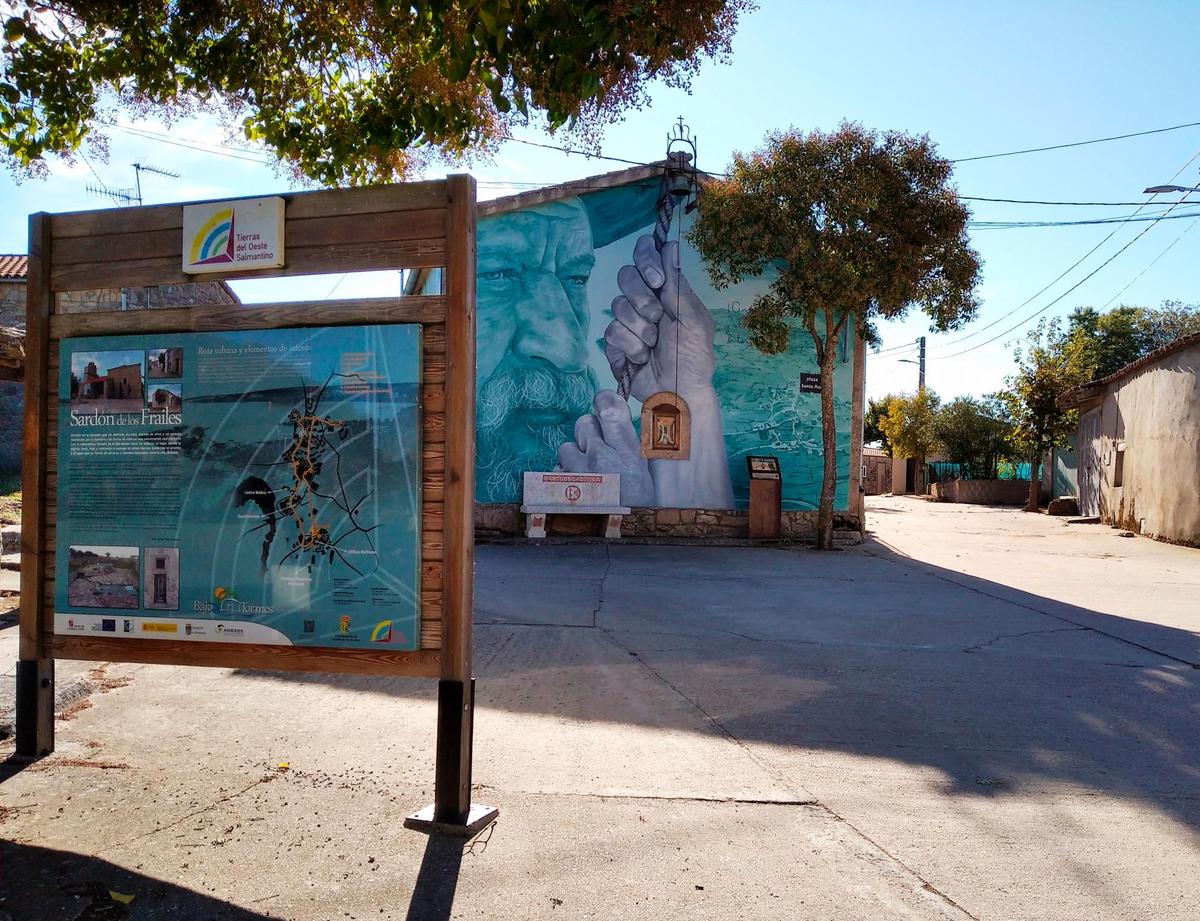 Panel informativo de Sardón de los Frailes junto a uno de los murales