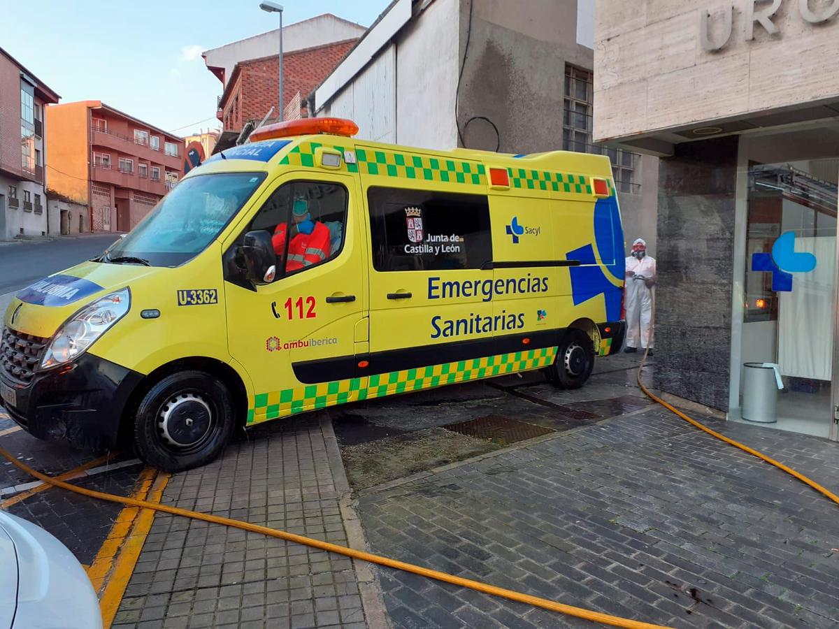 Una ambulancia en el centro de salud de Alba de Tormes.