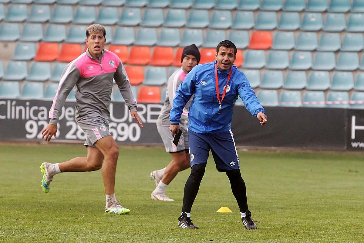 Rafa Dueñas dando indicaciones en un entrenamiento del Salamnaca UDS.