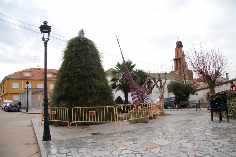 El árbol de Navidad hecho de escobas en la localidad de Mozarbez.