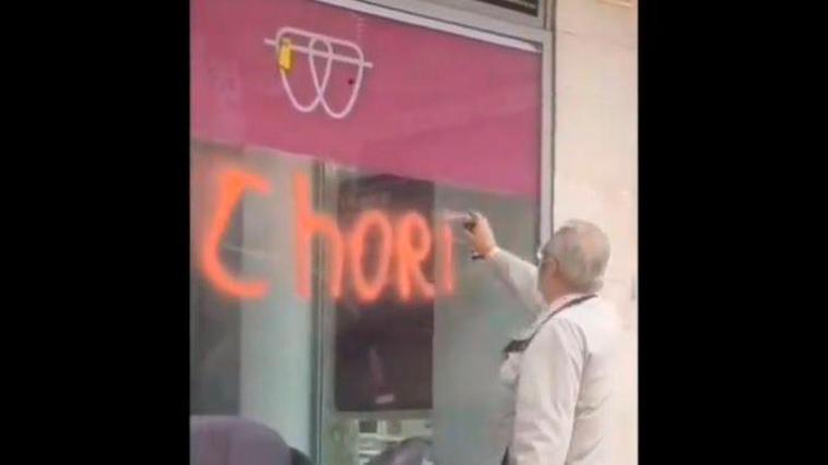 El vandálico abuelo que se rebela pintando grafitis en el escaparate de una clínica dental