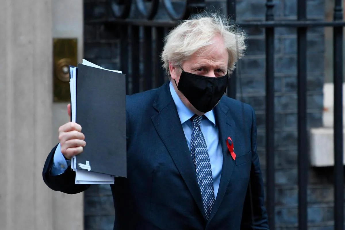 Boris Johnson saliendo de Downing Street.