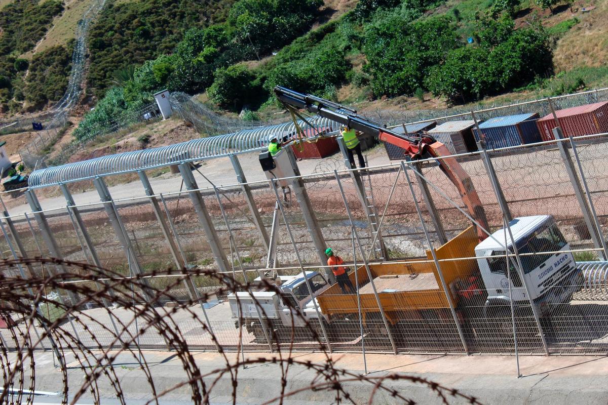 Un migrante supera por primera vez los ‘peines invertidos’ de la valla de Ceuta