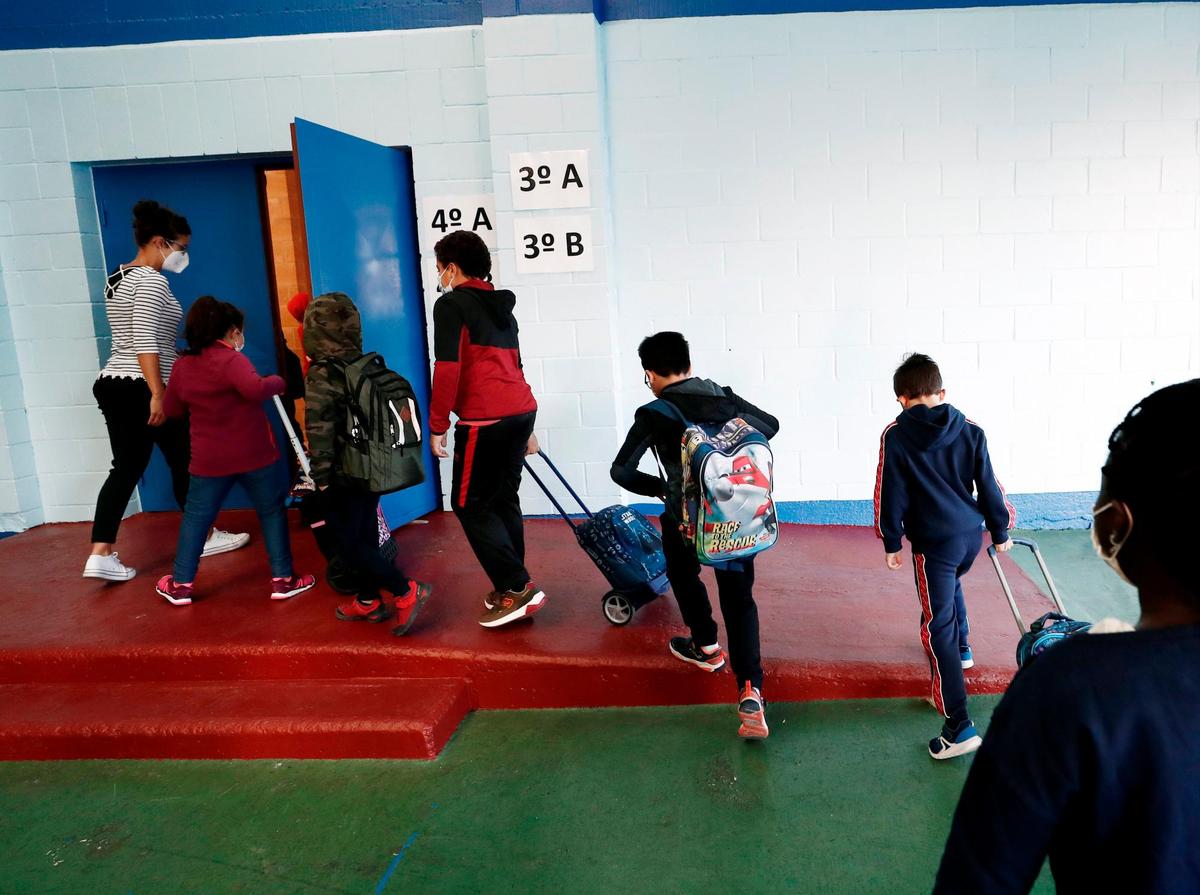Alumnos entrando a clase en un centro educativo.