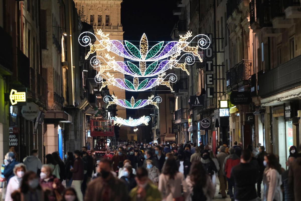 Salmantinos paseando por el centro bajo las luces de Navidad