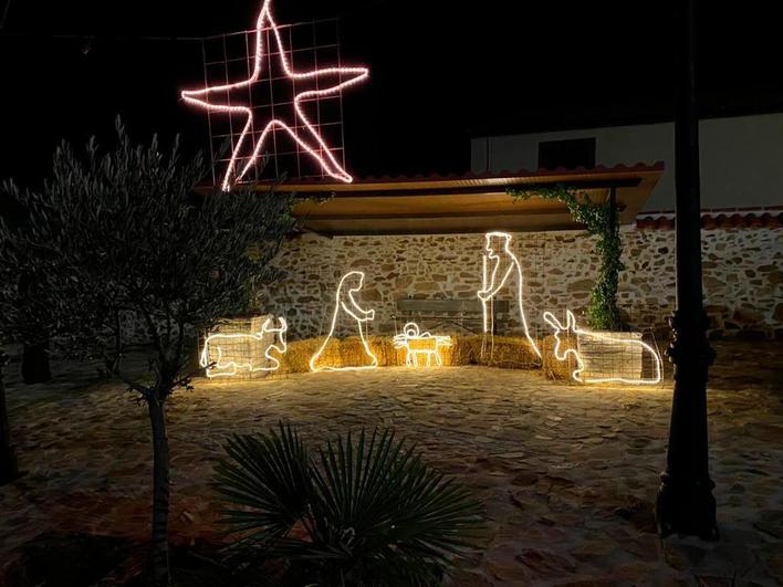 El belén luminoso está instalado en la plaza y los Reyes Magos en otro punto del municipio.