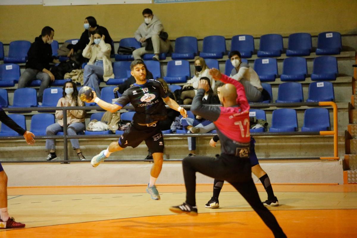 Javi Baz lanza a portería en el partido ante el luanco.