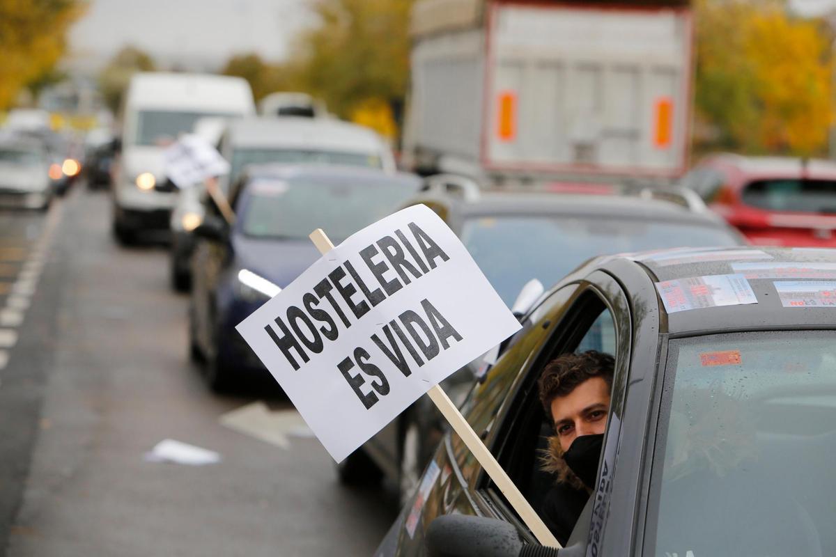 Un joven con un cartel en una de las protestas de la hostelería salmantina.