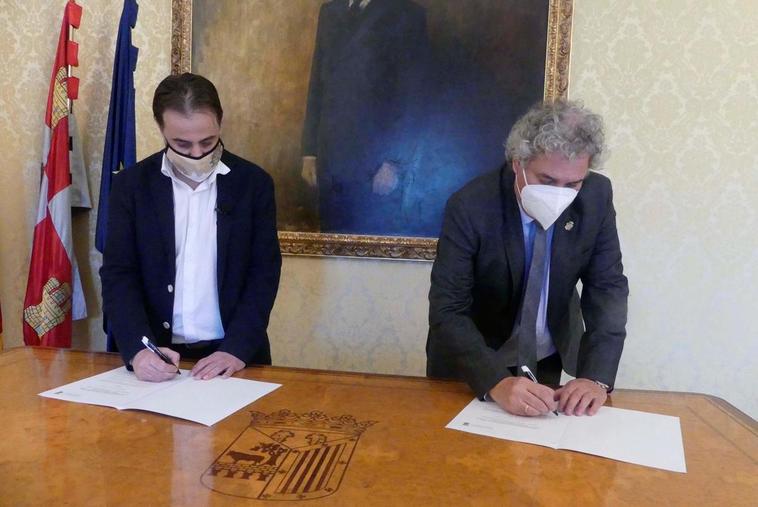 Fernando Castaño y Eduardo Íscar, durante la firma del convenio.