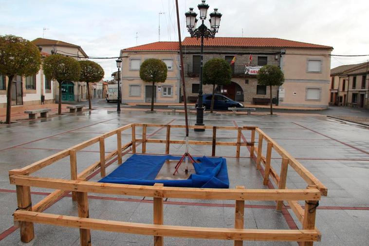 El árbol se había montado en la plaza de Alaraz.