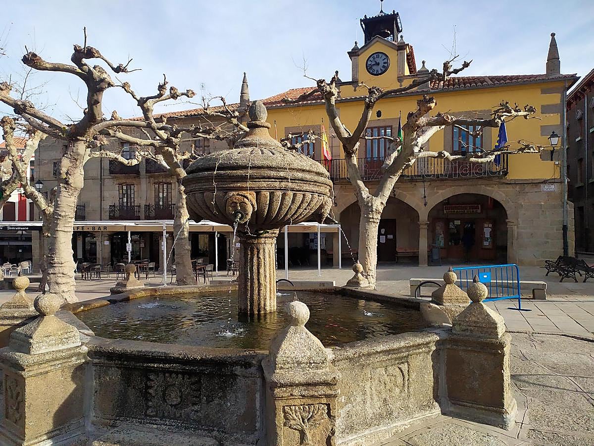 Imagen del típico pilón de la plaza y los típicos edificios con soportales de Piedrahíta