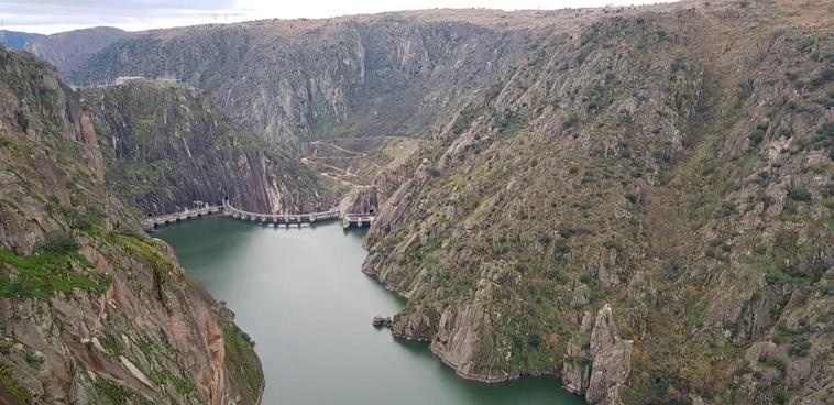 La presa de Aldeadávila a “vista de pájaro” desde el mirador del “Picón de Felipe” con el río Duero como frontera natural hispano lusa.