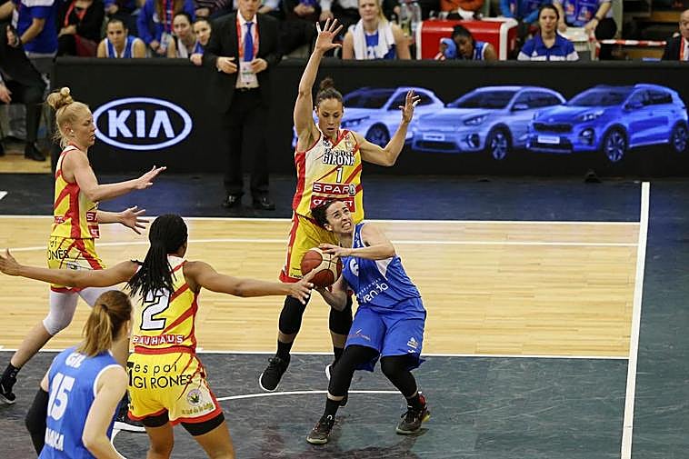 Silvia Domínguez intenta tirar a canasta ante la presencia de Nuria Martínez, en la última final de Copa.