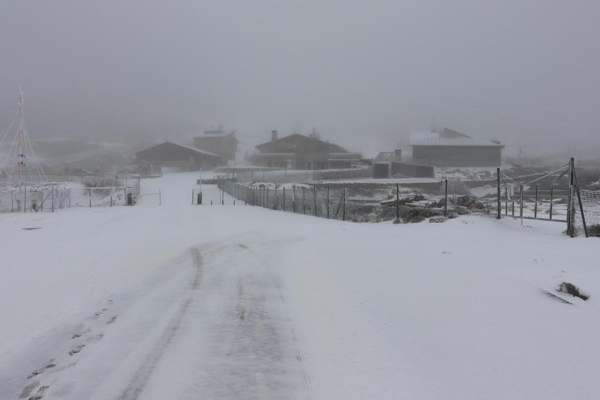 Imagen del estado de La Covatilla después de las primeras nevadas caídas sobre la Sierra de Béjar en la pasada semana.