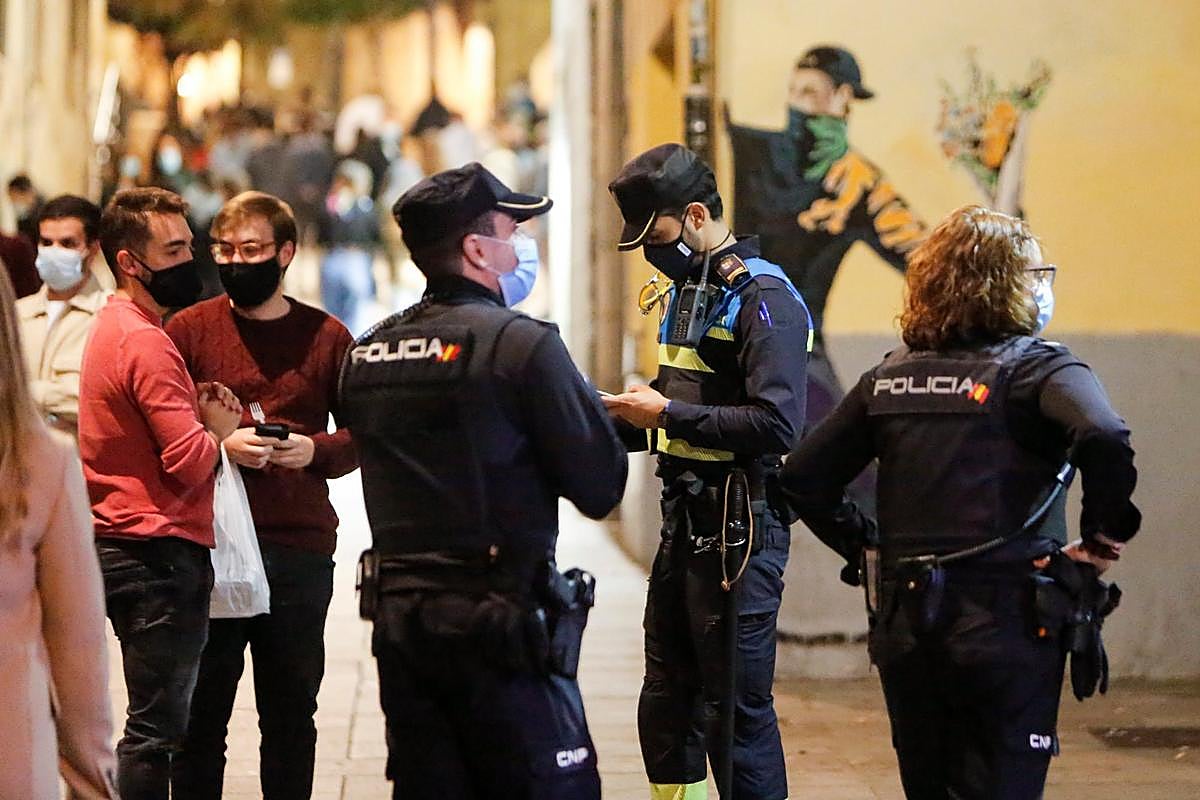 Agentes de la Policía local y nacional, de patrulla por Salamanca