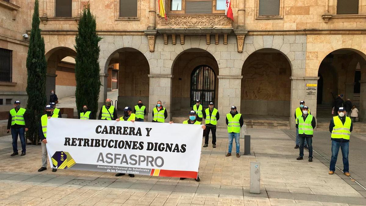 Un momento de la concentración de militares en la plaza de la Constitución