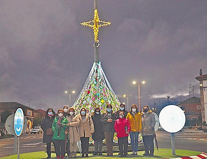 Las autoras del árbol de Navidad, tras el encendido de luces.