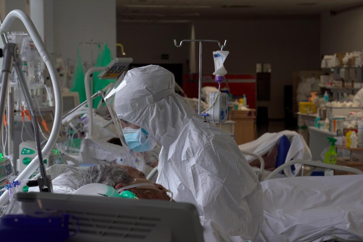 Un paciente en la UCI de un hospital.