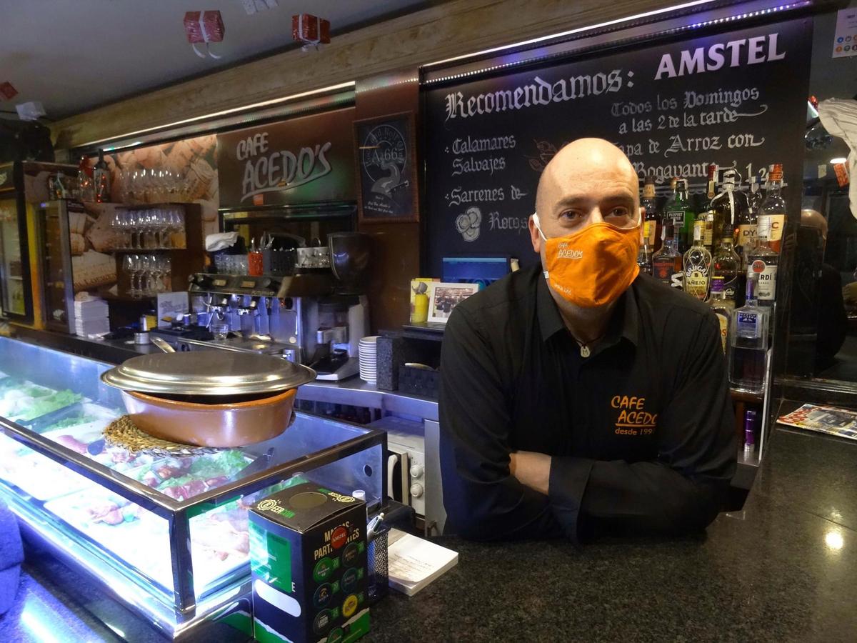 Manuel, apoyado en la barra de su bar de Van Dyck.