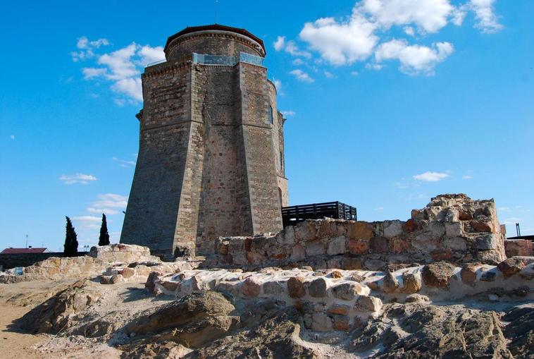 Imagen de la Torre del Homenaje, único elemento arquitectónico que se conserva hoy en día del Castillo de Alba de Tormes.