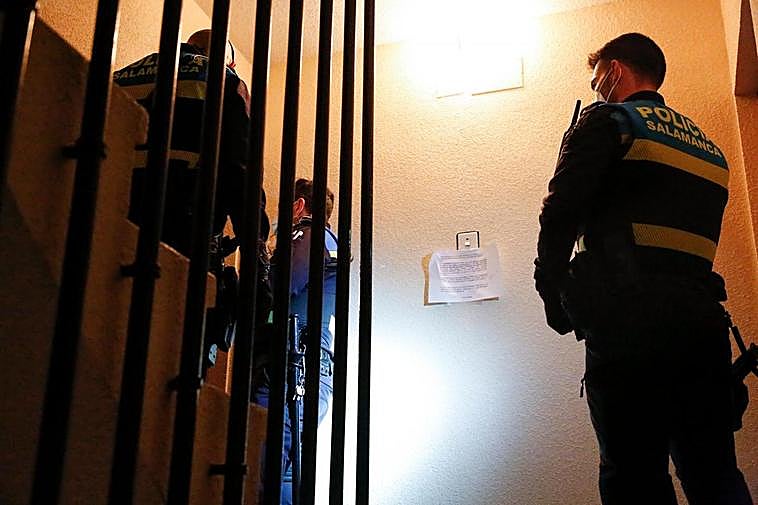 Los agentes de la Policía local, en una intervención nocturna