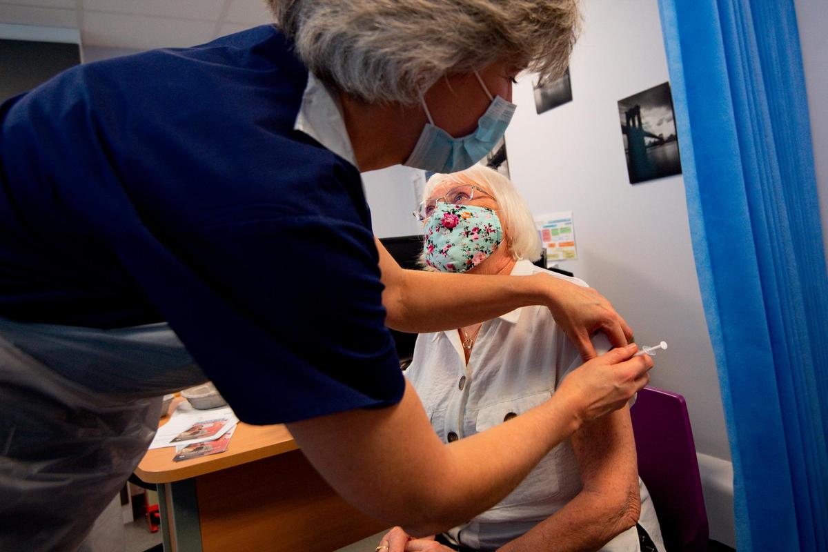 Una mujer recibe la vacuna contra el coronavirus en Reino Unido.