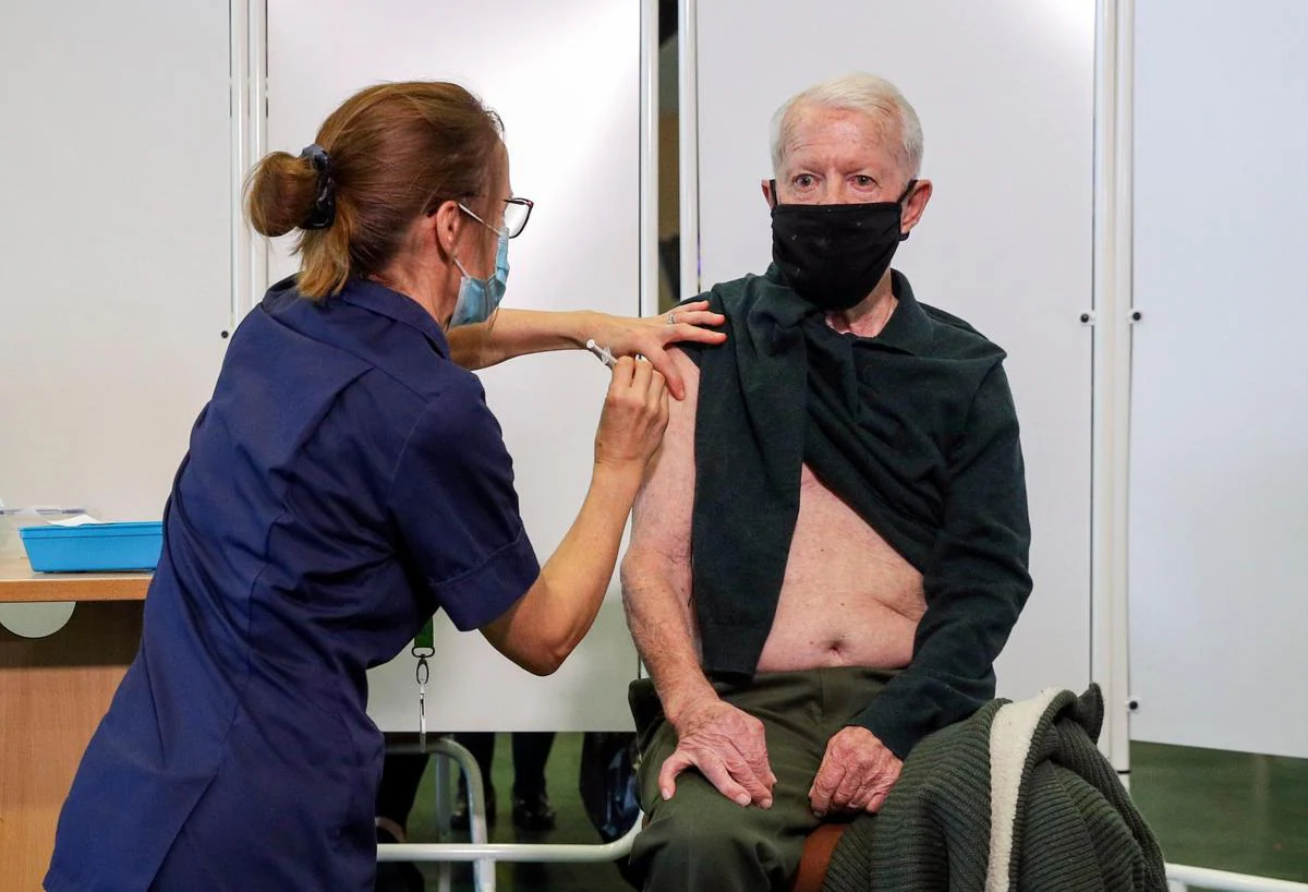 Un hombre recibe la vacuna contra el coronavirus en el Reino Unido.