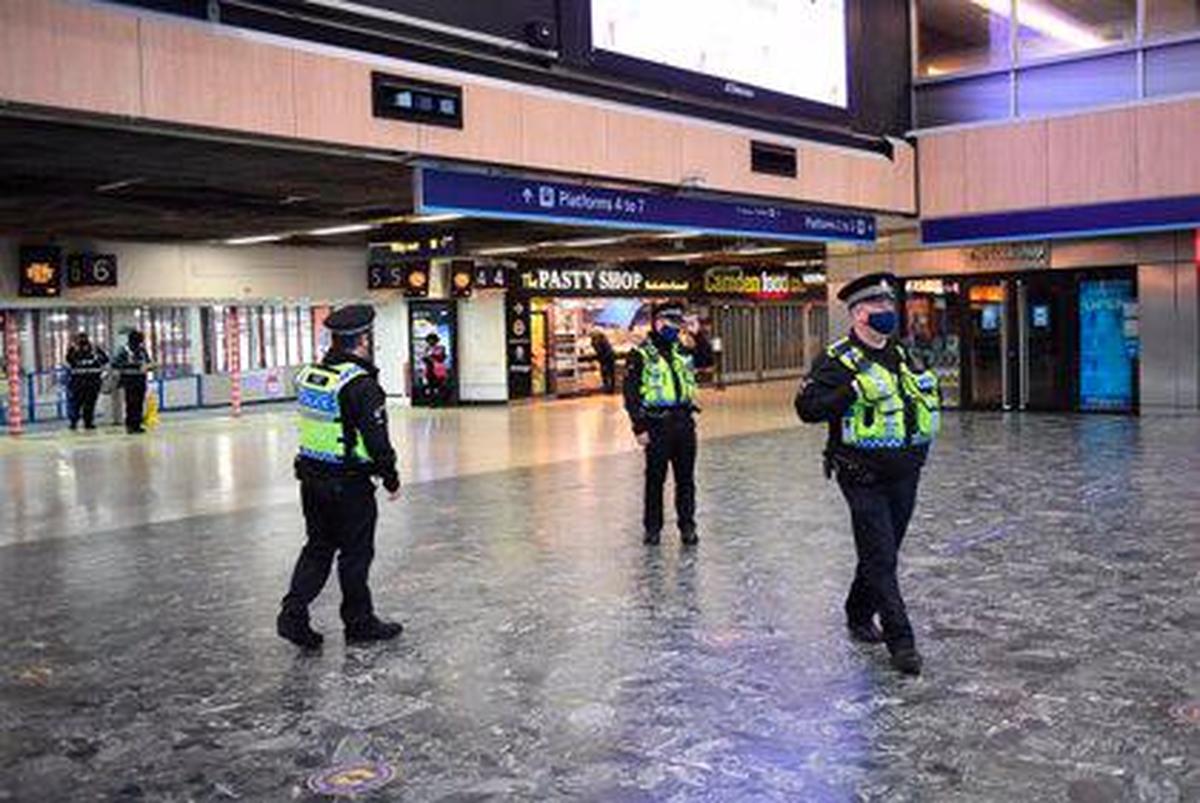 Policías en una estación de Londres.