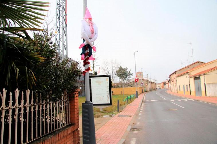 Farolas de la travesía decoradas con elfos hechos de material reciclado, en Calzada de Valdunciel.