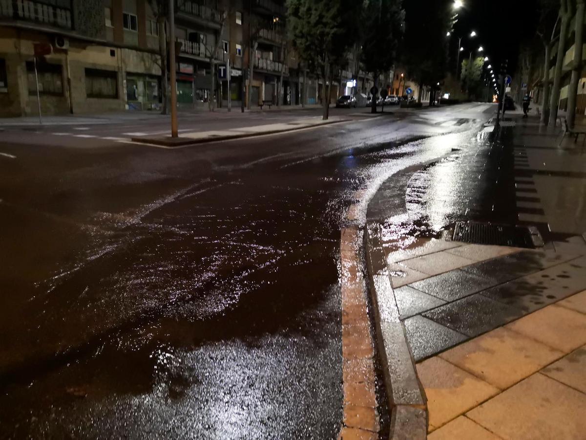 Un Revent N Inunda La Avenida Alfonso Ix De Le N Y Deja Sin Agua A