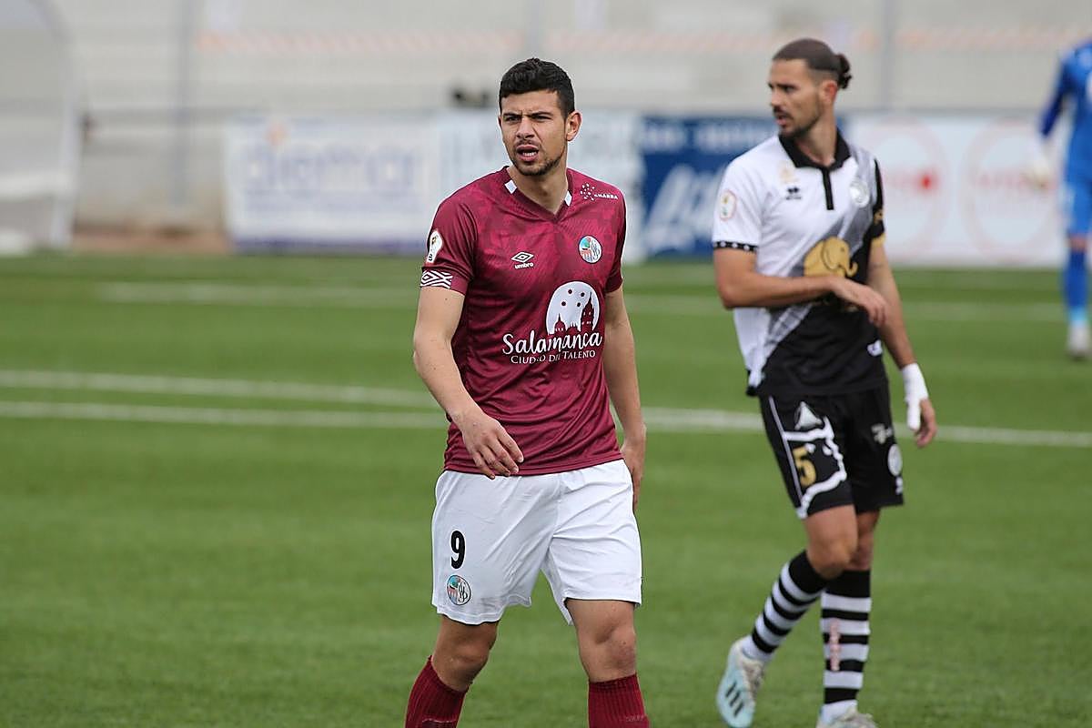 Luis Madrigal en un encuentro con la camiseta del Salamanca UDS.