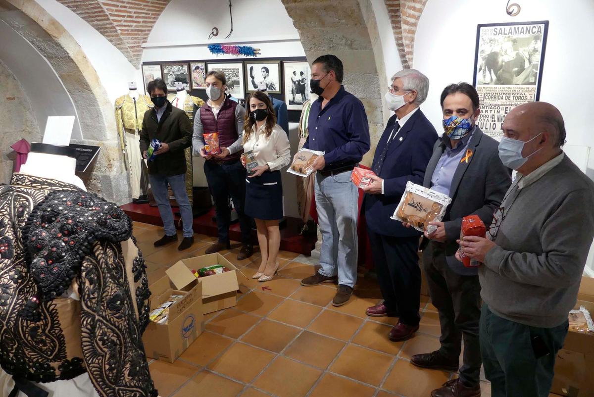 Representantes de “Salamanca es Tauromaquia” con Godofredo García, y los concejales de Educación y Turismo del Consistorio, María Victoria Bermejo y Fernando Castaño, en la entrega de alimentos ayer en el Museo taurino.