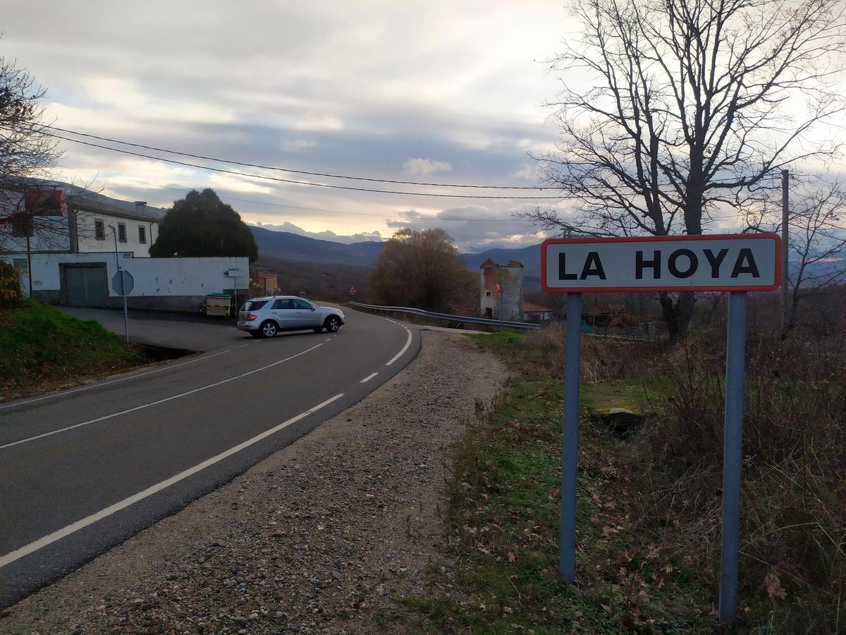 Un vehículo se incorpora a la SA-100 desde el acceso principal a La Hoya.