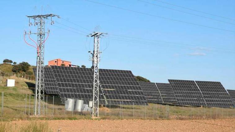 Huerto solar en un campo de la provincia de Salamanca.