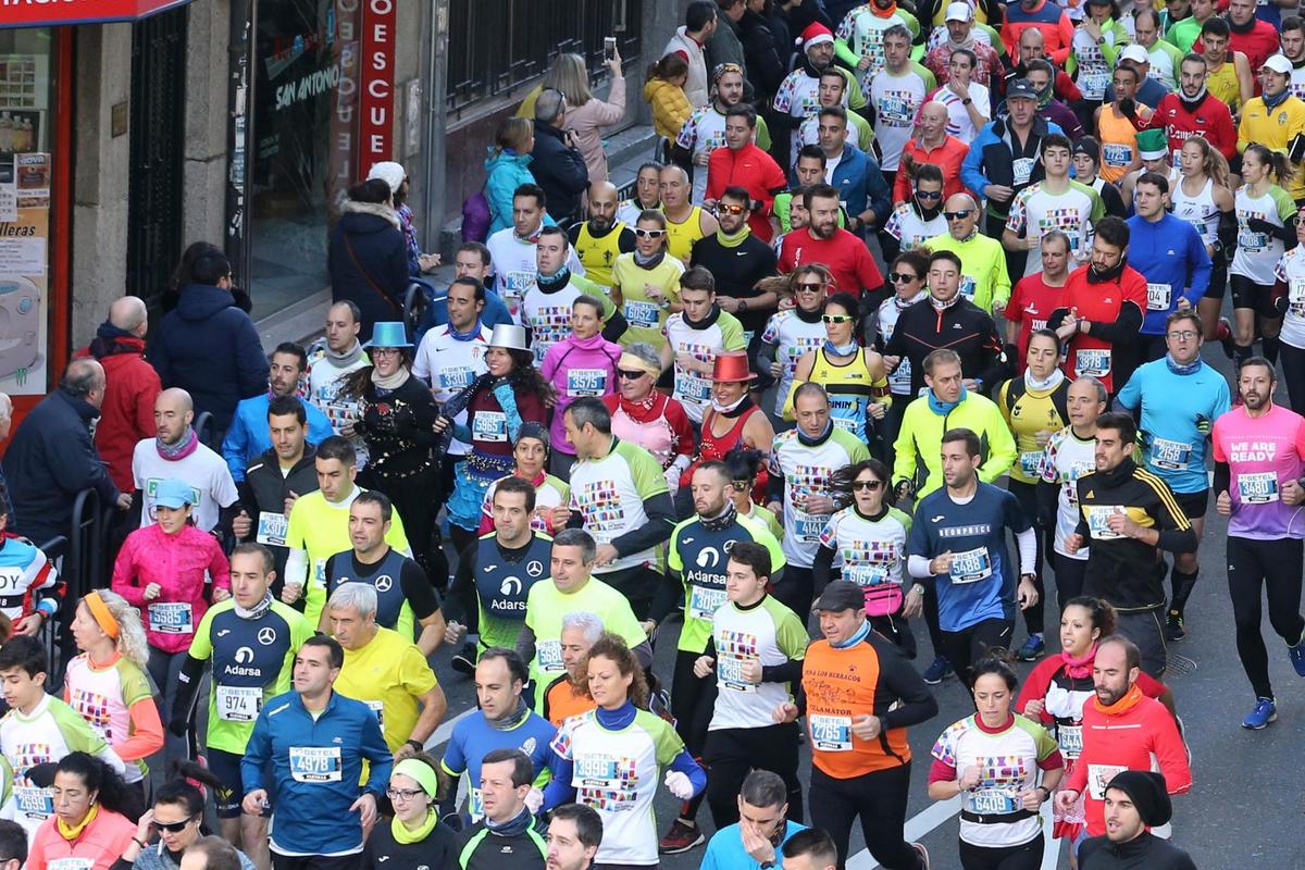 Salmantinos corriendo la pasada San Silvestre.