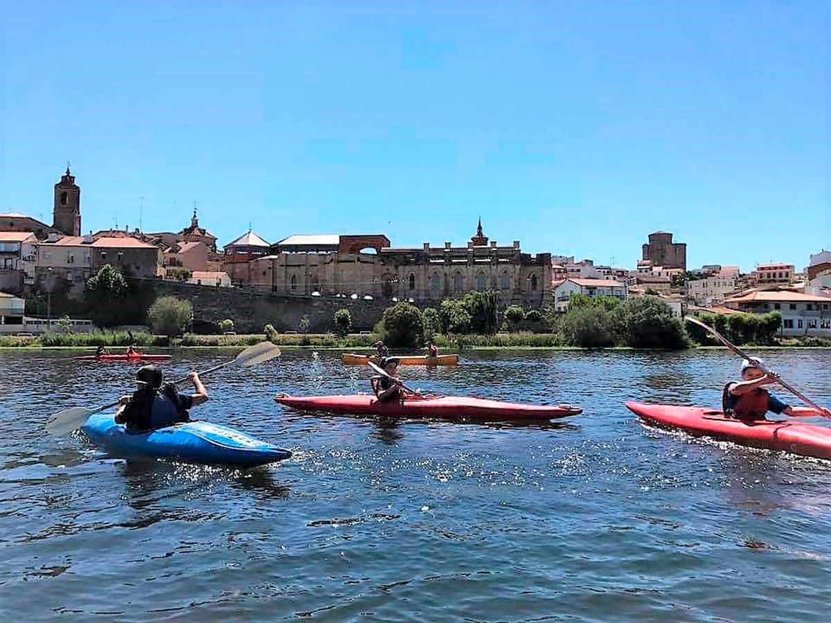 Un grupo de piragüistas en el Tormes a su paso por la villa de Alba. | EÑE