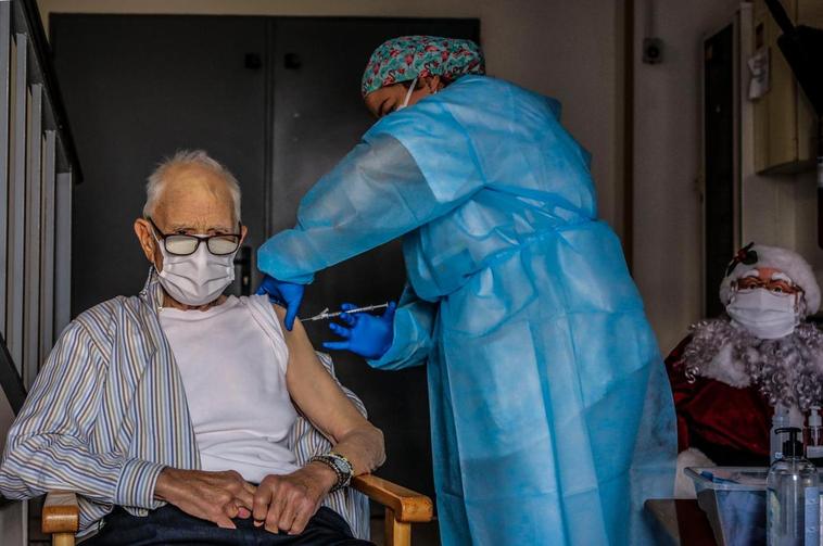 Vacunación a un anciano de una residencia en Valencia.