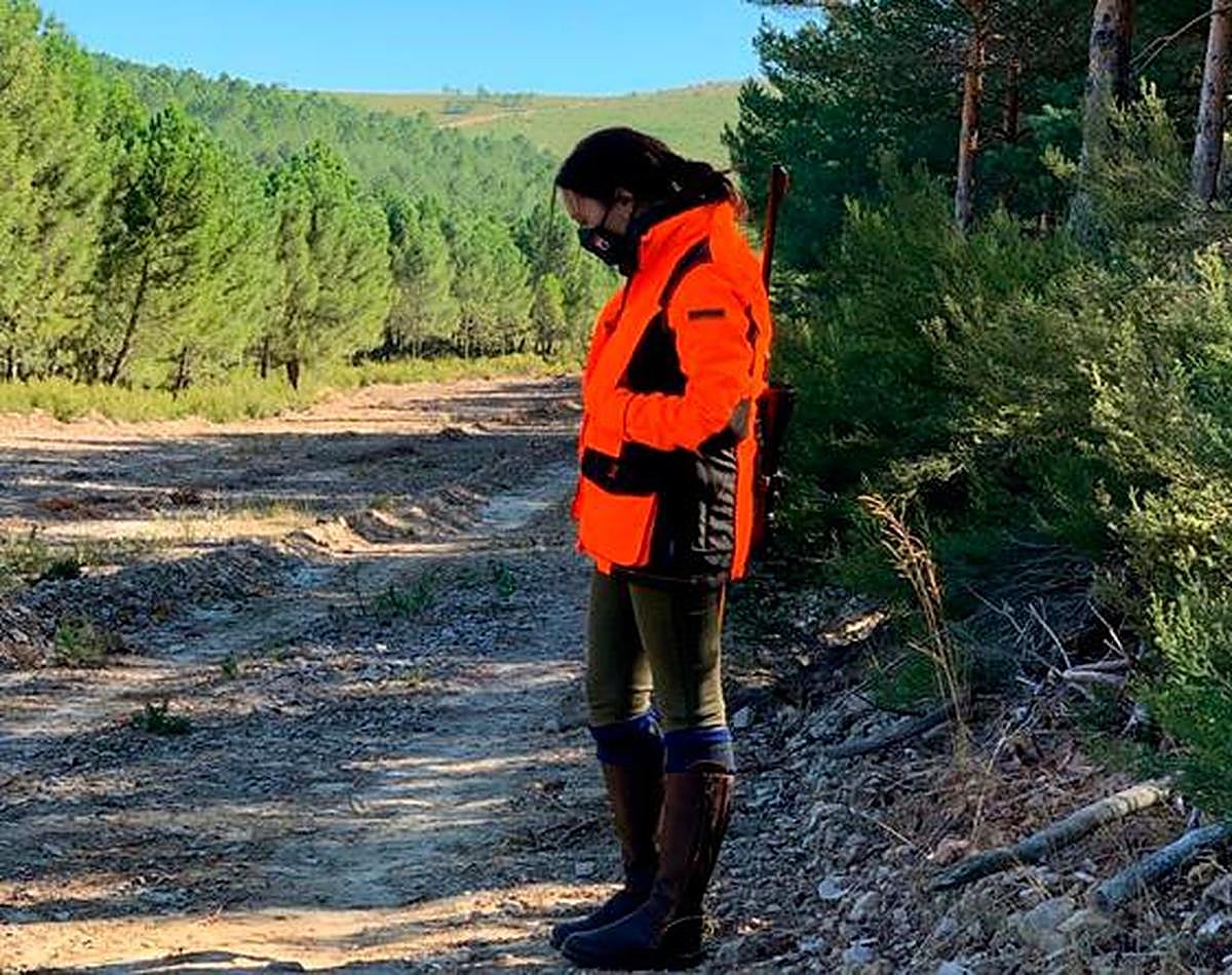 Una cazadora medita en su puesto durante una montería.