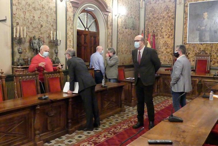 Instantes previos al pleno celebrado en el Palacio de La Salina.