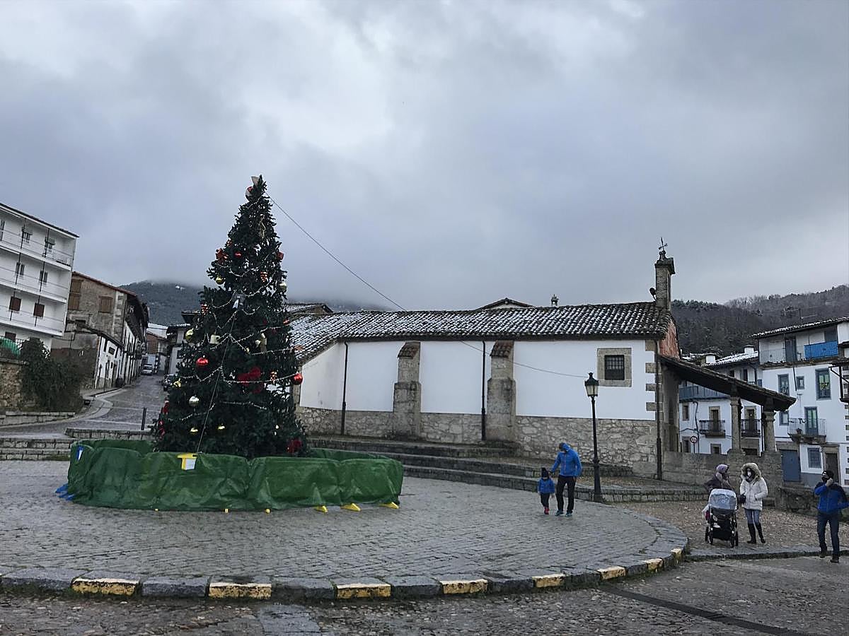 Vista de vecinos de Candelario en la plaza del Humilladero esta semana.