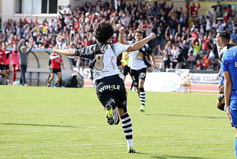 Javi Navas celebra un gol con el Unionistas