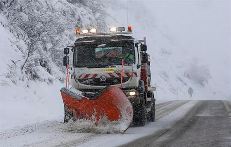 Imagen de archivo de una quitanieves en una carretera nevada.